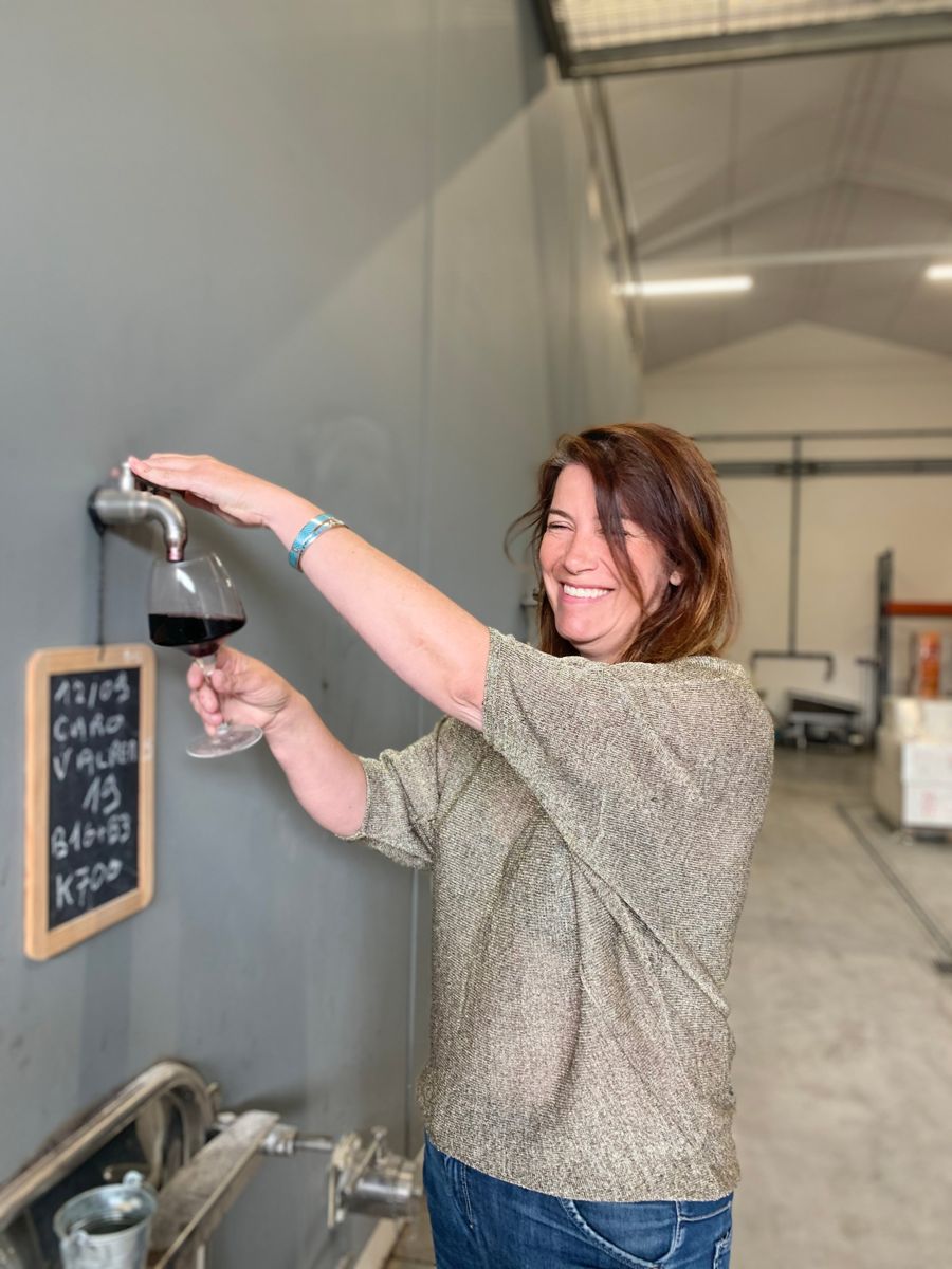 Caroline Bonnefoy goûte le vin à la cuve, au domaine